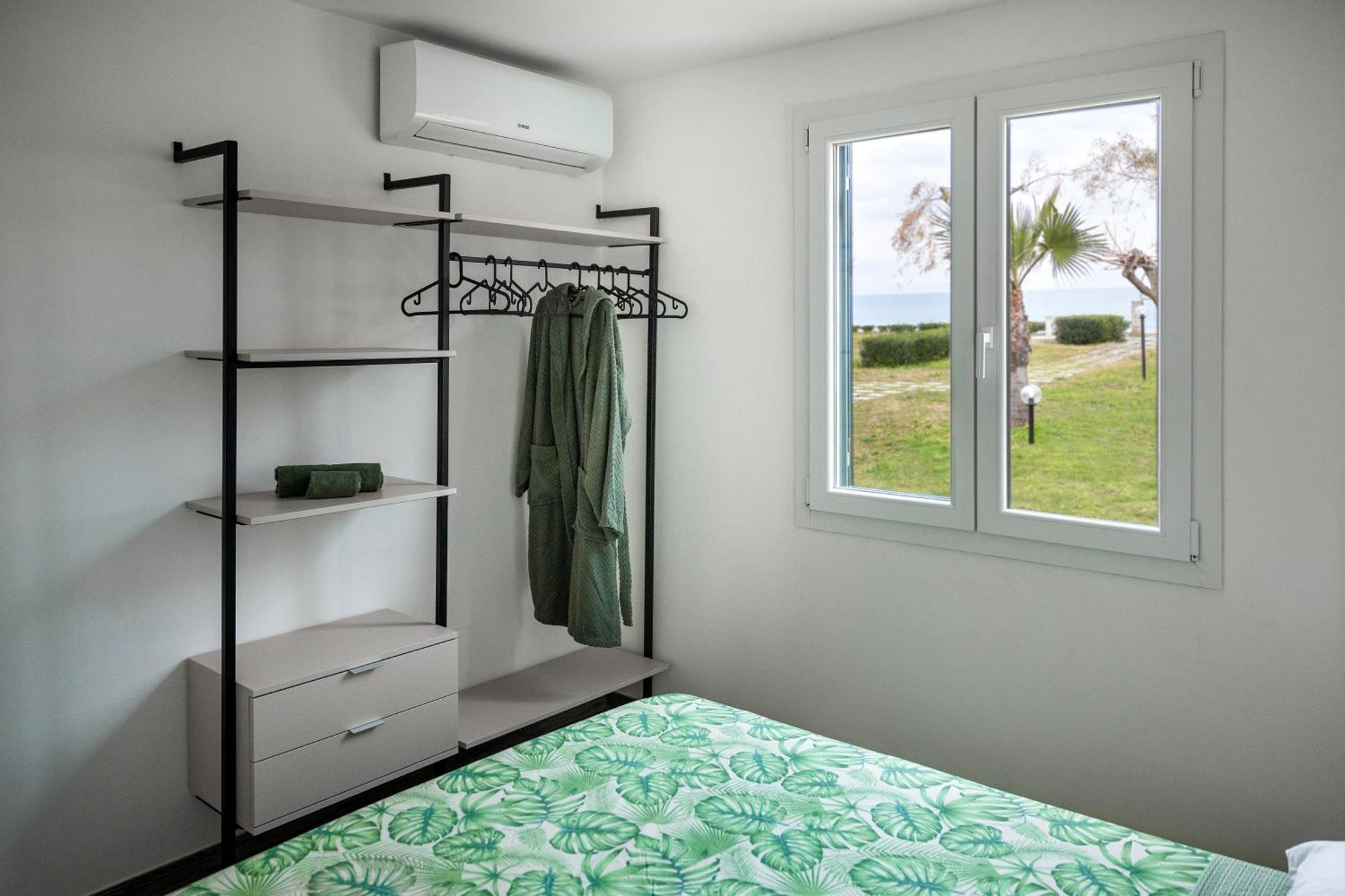 Villaggio Camping Poseidon - Bungalows & Rooms With Sea View In Nature Santa Caterina Dello Ionio Marina Экстерьер фото